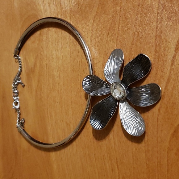 Statement flower pendant necklace and earring set - Picture 5 of 10